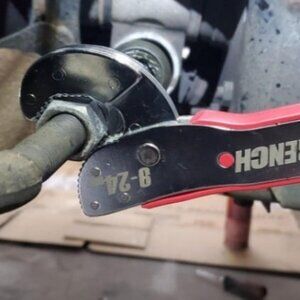 Multi-function Universal Adjustable auto-ratcheting works as reversible ratchet